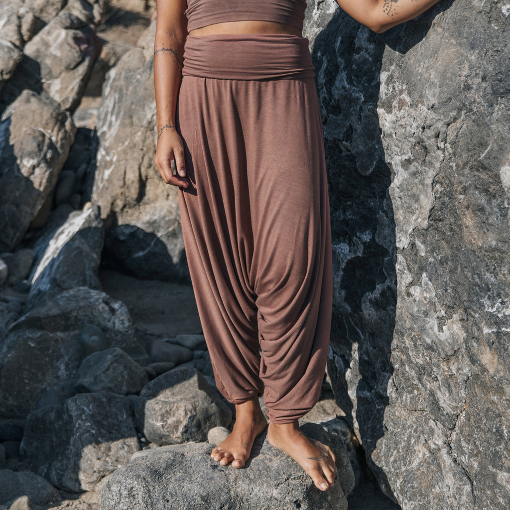 Closeup of woman's legs wearing Sakti Rising Parvati Pants in Cacao. Ethical, Sustainable yoga apparel.